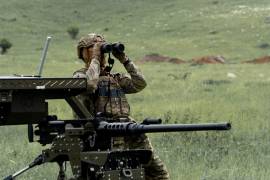 Un militar ucraniano de la Compañía Cerberus de Sistemas Terrestres No Tripulados, de la 60º Brigada Mecanizada Separada, Tercer Cuerpo del Ejército, participa en un ejercicio con un dron de combate terrestre en Járkiv, Ucrania.