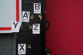 Agujeros de bala se ven en el lugar donde se produjo un tiroteo masivo en un salón de banquetes en Stockton, California, Estados Unidos, el lunes 1 de diciembre 2025.