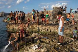 La falta de combustible, los constantes apagones y el colapso de los servicios básicos marcan el día a día en la isla, mientras la población asimila la noticia de las tensiones con Estados Unidos.