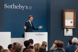 Fotografía proporcionada por Sotheby’s Auction House, de la subasta de “Love is the Bin” de Banksy en Londres. La obra del artista callejero británico Banksy se vendió por 18.58 millones de libras (21.25 millones de euros/25.4 millones de dólares), un récord para el enigmático artista. AP/Haydon Perrior/Sotheby’s Auction House