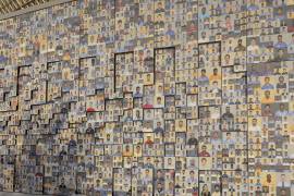 Mosaico en el estadio Lusail de Qatar hecho con fotos de cientos de trabajadores que construyeron el inmueble.