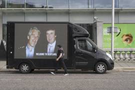 Una fotografía del presidente estadounidense Donald Trump y Jeffrey Epstein en una camioneta en el centro de Aberdeen, Escocia.