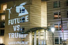 Una proyección en la fachada de la embajada de Estados Unidos dice ‘Futuro vs. Trump - Greenpeace’ en Berlín. Greenpeace organizó una protesta contra la retirada de EU del Acuerdo climático de París