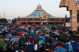 Los peregrinos se reúnen afuera de la Basílica de Nuestra Señora de Guadalupe en la Ciudad de México, en su festividad, el viernes 12 de diciembre de 2025.