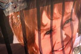 Una pancarta con notas de cientos de simpatizantes para Nancy Guthrie, la madre desaparecida de Savannah Guthrie, afuera de la sala de redacción de KVOA el 6 de marzo de 2026, en Tucson, Arizona.