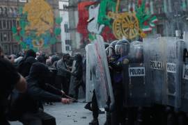 Policías son agredidos este jueves, durante una manifestación por los 57 años de la matanza de Tlatelolco del 2 de octubre de 1968, en la Ciudad de México.