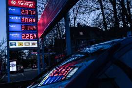 Una pantalla muestra los precios del combustible en euros en una gasolinera de Berlín, Alemania tras el anuncio de Irán y EU de un alto el fuego condicional de dos semanas para detener las operaciones militares.