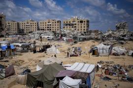 Palestinos desplazados por la campaña aérea y terrestre israelí en la Franja de Gaza huyen de la ciudad de Hamad tras una orden de evacuación del ejército israelí.