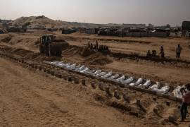 Los restos cuerpos de palestinos no identificados, devueltos por Israel, son depositados en una fosa común durante su entierro en Deir al-Balah, en la Franja de Gaza.