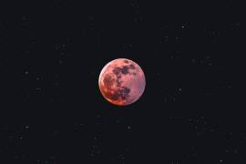 El punto culminante de la Luna Rosa llegará a la medianoche, momento en el que se podrá apreciar en toda su magnitud.