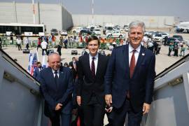 Diplomáticos de Israel y EU viajan a EAU en el primer vuelo comercial entre ambos países