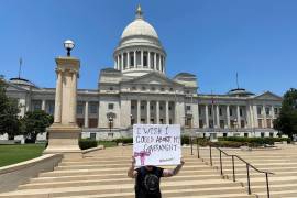 Un manifestante sostiene un cartel en protesta por la decisión de la Corte Suprema de Estados Unidos que anuló Roe v. Wade afuera del Capitolio de Arkansas, el 24 de junio de 2022, en Little Rock, Arkansas.