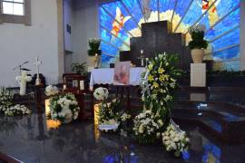 Flores blancas rodearon las cenizas y el retrato de Ricardo García Guerra durante la ceremonia de despedida celebrada este martes.