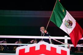 El alcalde ondeó la Bandera Nacional durante la ceremonia conmemorativa.