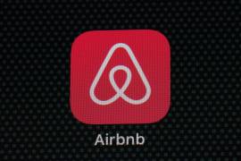 La app de Airbnb en una pantalla de iPad en Washington. La empresa anunció que va a utilizar la inteligencia artificial para combatir a los estafadores.