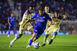 Uriel Antuna adelantó a Cruz Azul con un penalti temprano, mientras que Julián Quiñones igualó para América tras un error defensivo.