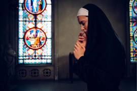 La tiktoker chilena Kami narró una historia que podría pasar por un cuento de terror; dice haber sido testigo de un exorcismo cuando se encontraba en un convento.