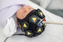 Mediante gorros de electrodos y tecnología de escaneo no invasiva, neurocientíficos rastrean los picos de actividad eléctrica en el cerebro infantil para identificar las primeras señales de consciencia.