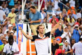 Daniil Medvedev da golpe de autoridad y vence a Novak Djokovic para llegar a la Final de Cincinnati