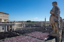 La Plaza de San Pedro se llena de gente que llora al Papa Francisco durante su misa funeral en la Ciudad del Vaticano. Los católicos conservadores toman la palabra en Roma, buscando influir en la Iglesia.
