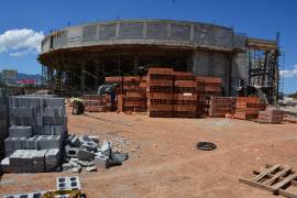 La construcción lleva aproximadamente un año en proceso y actualmente la estructura ya muestra la característica forma semicircular de los establecimientos de la cadena.