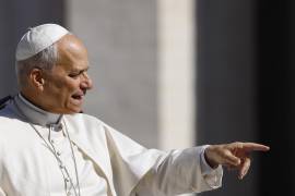 El Papa León XIV llega a su audiencia general semanal en la Plaza de San Pedro, Ciudad del Vaticano.