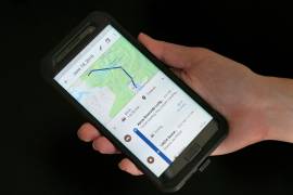Un teléfono móvil muestra los viajes de un usuario usando Google Maps en Nueva York.