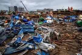 En esta imagen publicada por Xinhua News Agency, rescatistas trabajan en un centro logístico afectado por un tornado en el distrito de Huangzhou, ciudad de Huanggang, en la provincia china de Hube.