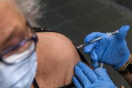 Una residente de Maryland recibe la vacuna contra el COVID-19 en el Centro Médico Meritus, en Hagerstown, Maryland, el 22 de febrero de 2022.