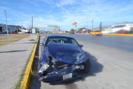 Queda taxi abollado y sin pasaje