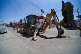 Personal de EMAS reemplaza una tubería sanitaria colapsada en el cruce de Sindicalismo y avenida del Trabajo, en Ramos Arizpe.