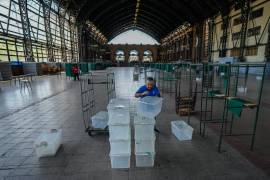 Un trabajador electoral prepara un centro cultural en la antigua estación de tren de Mapocho para que sea un colegio electoral para el próximo plebiscito constitucional en Santiago, Chile.