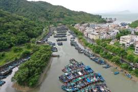 En esta imagen publicada por la agencia de noticias Xinhua, una foto de dron muestra botes de pesca refugiados antes de la llegada del tifón Noul en un puerto en la Zona Especial de Cooperación de Shenzhen-Shanwei, en la provincia sureña de Guangdong, China.