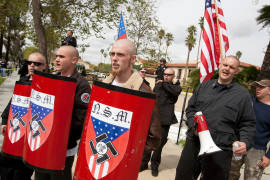 Protesta neonazi en California deja al menos 6 apuñalados