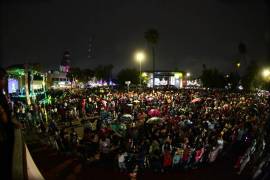 Miles de ciudadanos se reunieron en la plaza principal de Monclova para conmemorar el 214 aniversario de la Independencia de México.