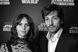 Diego y Felicity: Desfilan en alfombra de ‘Rogue One’