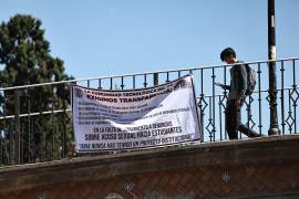 La lona instalada en el puente del Tec Saltillo generó sorpresa al recordar temas pendientes del pliego petitorio estudiantil de 2023.