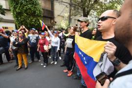 Se manifiestan venezolanos a favor y en contra de Guaidó en embajada de México