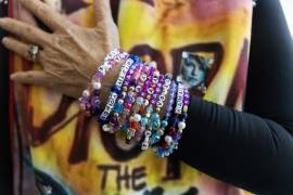 Kelly Jacobs, delegada del Partido Demócrata llevó 1,000 pulseras de la amistad a la convención del partido en Chicago. Las pulseras de la amistad son usadas por los fans de Taylor Swift.