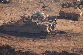 Vehículos blindados de transporte de personal israelíes estacionados en el norte de Israel, cerca de la frontera con Líbano, el sábado 27 de junio de 2026.