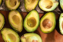 Las hojas de aguacate se utilizan en té para aliviar malestares estomacales y respiratorios.