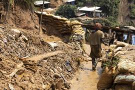 Trabajadores de una mina de oro, en Kamituga, provincia de Kivu del Sur, en el este de la República Democrática del Congo. FOTO: AP.