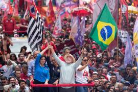 El presidente brasileño Luíz Inacio Lula da Silva, que se postula para la reelección, ondea banderas de Brasil y del estado de Sao Paulo en un mitin de campaña previo a la elección general, en Sao Paulo, el sábado 3 de octubre de 2026.