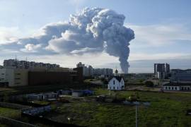 El humo se eleva desde un incendio en los almacenes de la tienda rusa de internet Wildberries en Shushary, a las afueras de San Petersburgo, Rusia, el 24 de julio de 2026.