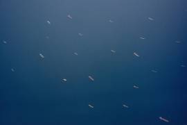 Barcos cerca del estrecho de Ormuz. Irán ha sobrevivido a décadas de sanciones; ante la imposición de nuevas medidas, es probable que opte por la escalada en lugar de rendirse, según señalaron los analistas.