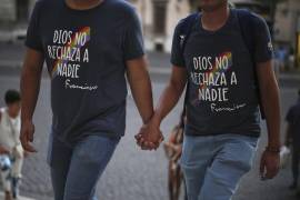 Miembros de la comunidad LGBTQ+ llegan a una vigilia a la iglesia de Gesú, en el centro de Roma.