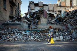 Una mujer pasa junto a los restos de edificios destruidos en Slaviansk, en la región de Donbass en Ucrania, el 14 de septiembre de 2025.