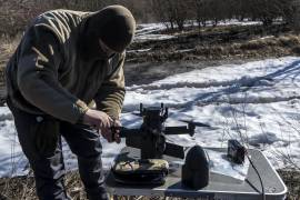 Un instructor militar ucraniano con un dron interceptor Bullet; este dron tiene la capacidad de contrarrestar drones de ataque rusos e iraníes tipo Shahed y se ha convertido en un objetivo muy codiciado por los países del Golfo.
