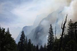 En esta foto del 11 de junio del 2019, cañones se ven cubiertos por humo de una quema planeada en Kings Canyon National Park, California. AP/Brian Melley