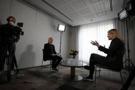 La denunciante de Facebook Frances Haugen habla durante una entrevista con The Associated Press en Bruselas. AP/Virginia Mayo